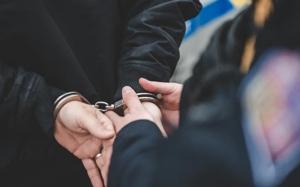 Muž chtěl znásilnit svou jednapadesátiletou příbuznou. Útoku se ubránila