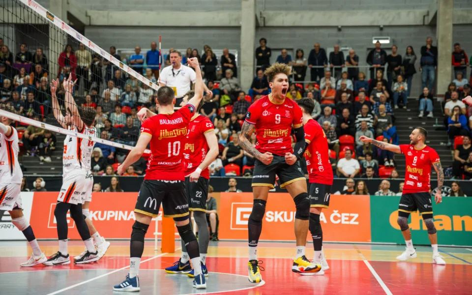 Jihostroj vyhrál po třech letech ve Varech a má čtvrtfinálový mečbol