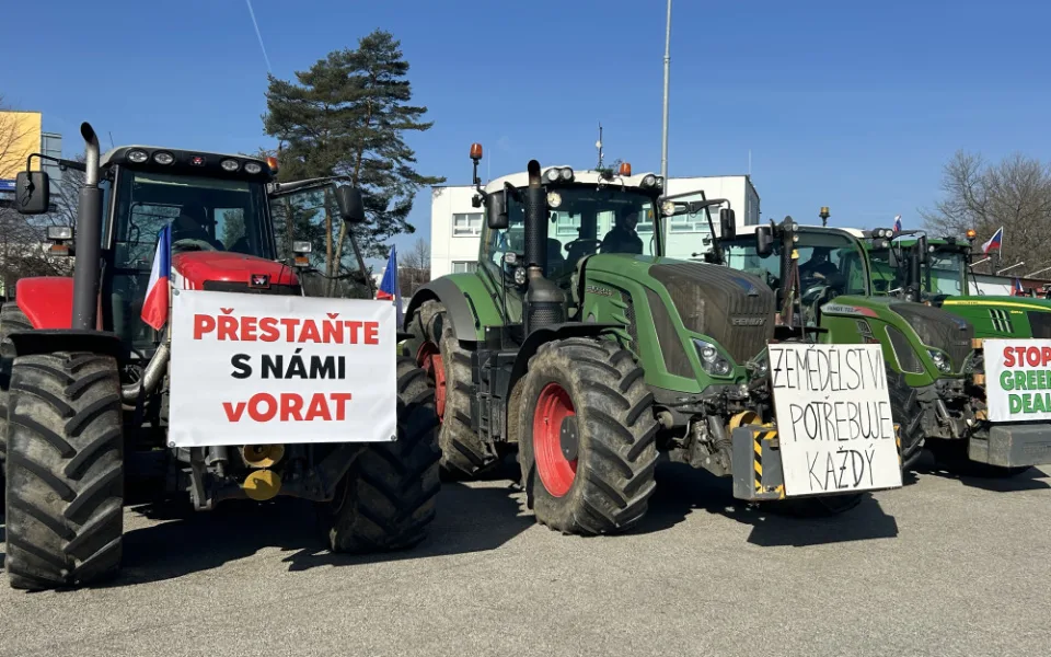 Jihočeští zemědělci opět protestují. Traktory blokují hraniční přechod