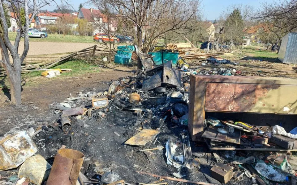 Hasiči našli po požáru v karavanu tělo člověka. Policie nařídila pitvu