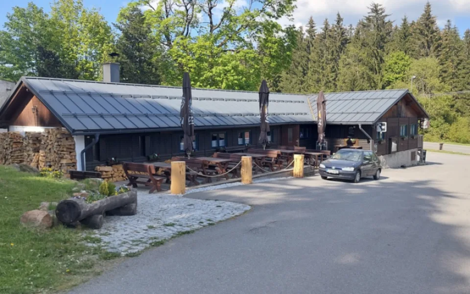 Šumavská obec nabízí restauraci u sjezdovky. Denně kolem projedou čtyři tisíce aut