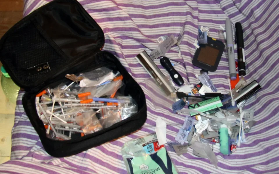 Dva recidivisté se znovu pustili do obchodování s drogami. Muži a ženě hrozí až 10 let vězení