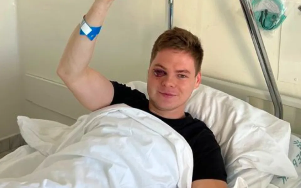 Kvůli napadení youtubera stíhá policie tři lidi. Rasový motiv se nepotvrdil, uvedla
