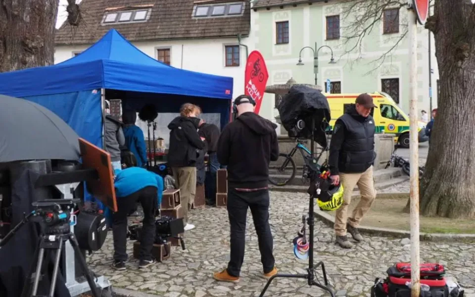 Řidič vyhrožoval filmařům České televize přejetím. Zasahovat museli strážníci