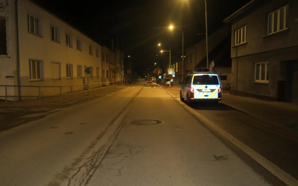 Neznámý řidič srazil na přechodu dva nezletilé a ujel. Pátrá po něm policie