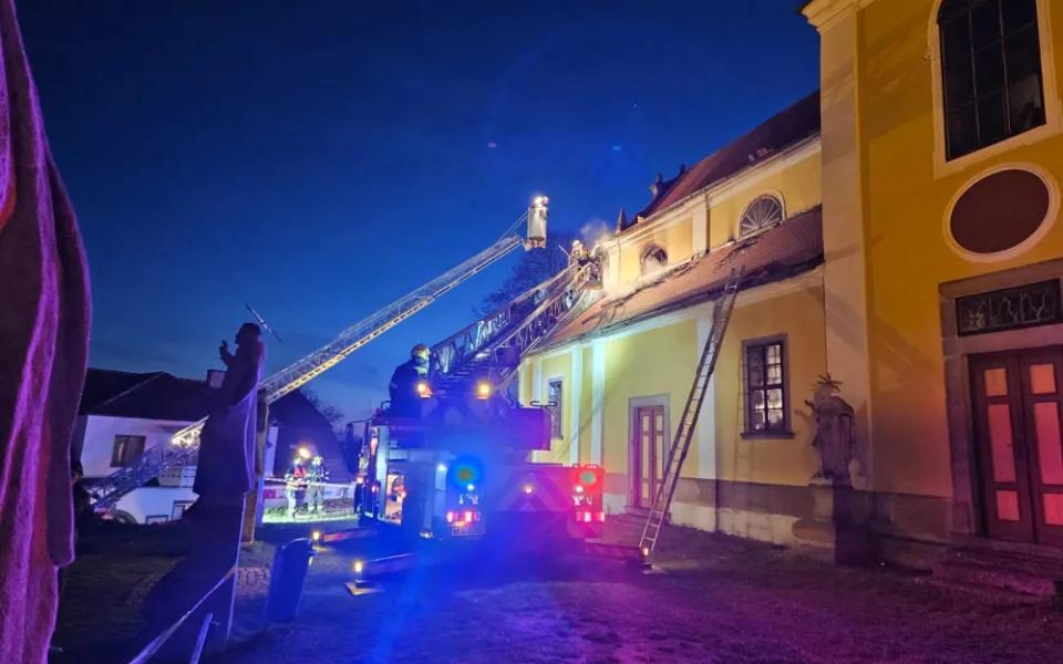 Na jihu Čech hoří kostel. Hasiči před ohněm zachraňovali cennosti