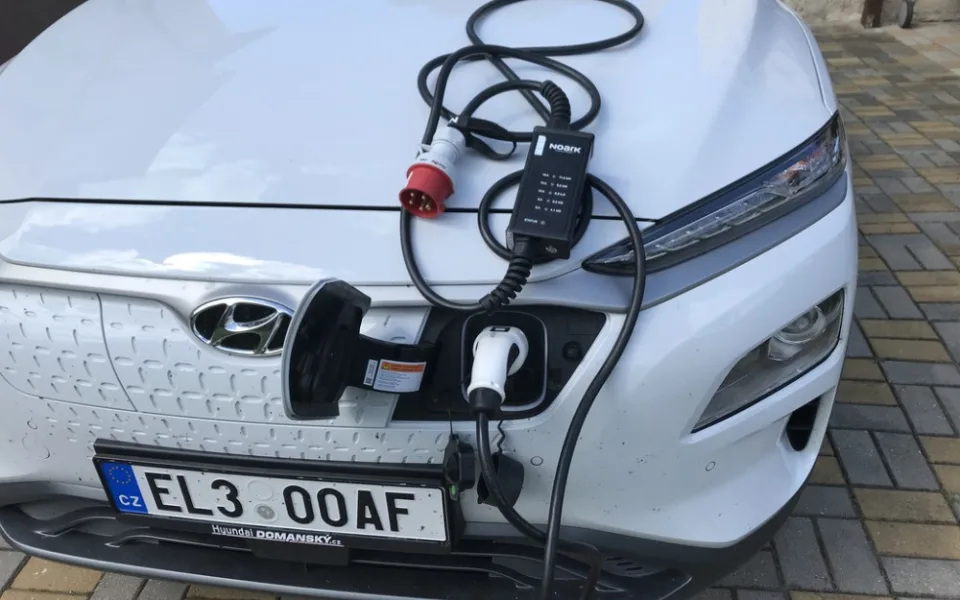 Izoplast České Budějovice využívá díky dotacím EU elektromobil