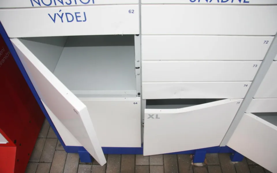 Muž chtěl otevíral zásilkové boxy páčidlem, uvnitř ale nic nenašel