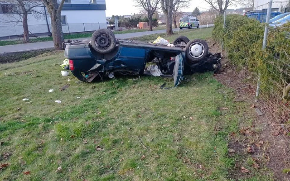 Po nárazu do stromu zemřela dnes ráno na Táborsku žena