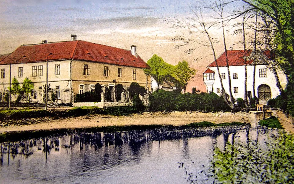 Remlovy Dvory, na jejichž prostoru stojí sídliště Vltava. Různé lokalty s názvem Dvory jsou pro okolí města národopisnou specialitou.