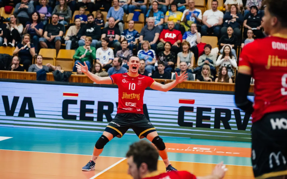 Jihostroj smetl Kladno a udělal první krok do finále