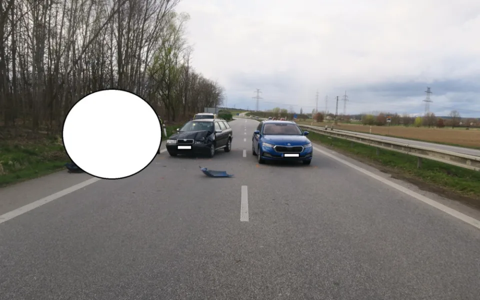 Žena vjela do protisměru a způsobila nehodu. Dva lidé se zranili