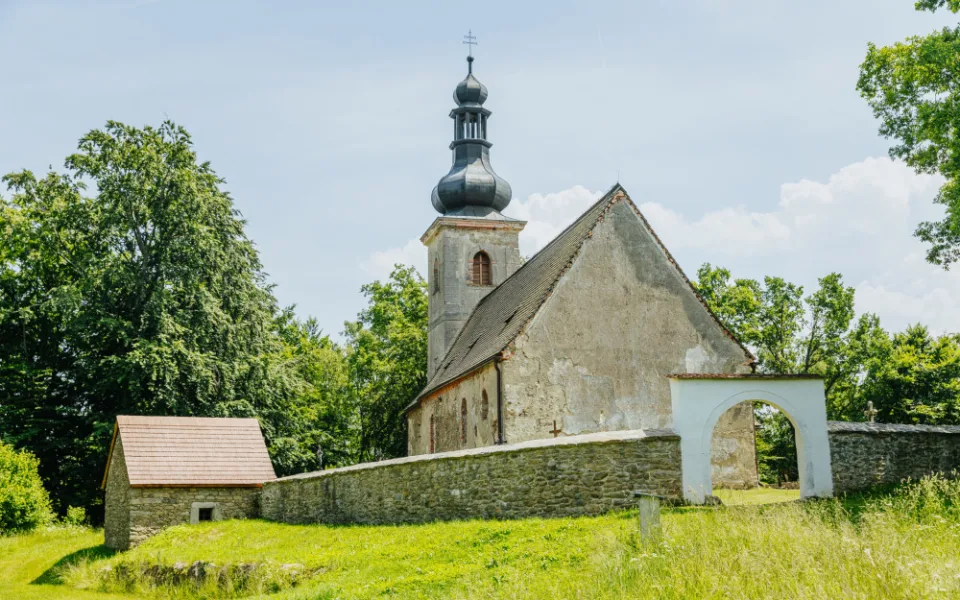 Do roku 1945 tam zněla pouze němčina. Lidé chtějí opravit fasádu kostela v Klení