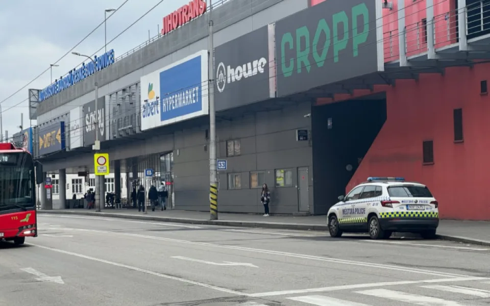V Českých Budějovicích hořelo obchodní centrum. Ostraha evakuovala asi 200 lidí