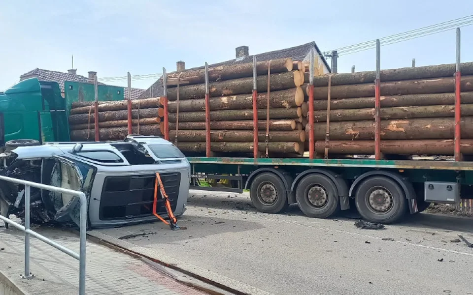 Kamion převážející dřevo se střetl s automobilem. Jeden člověk skončil v nemocnici