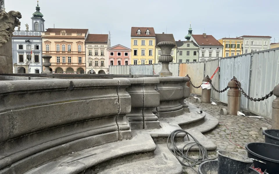 Samsonovu kašny zakrývají plechové zábrany. Opravuje se bazén