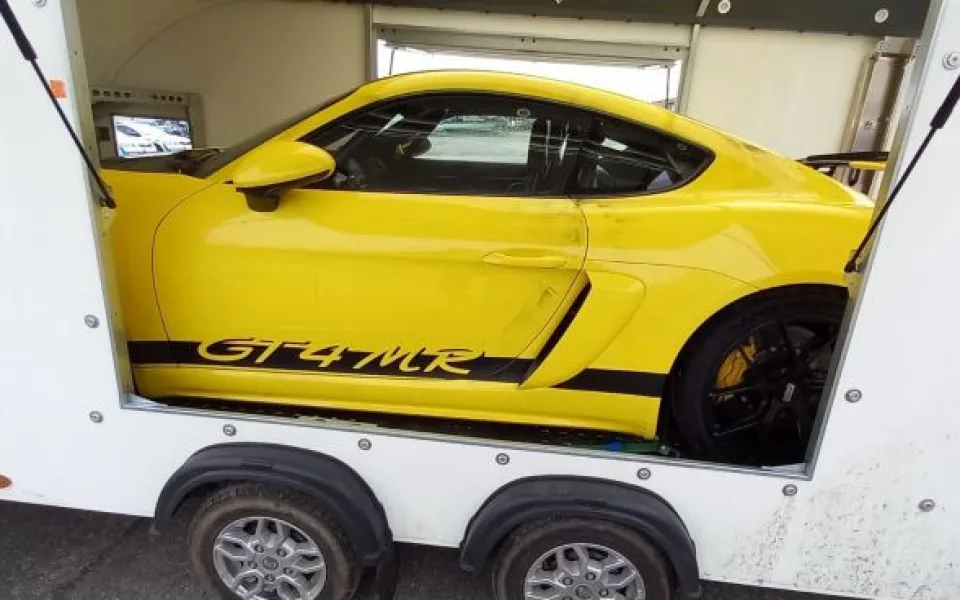 Podezřelý přívěs na parkovišti ukrýval ukradené Porsche z Německa