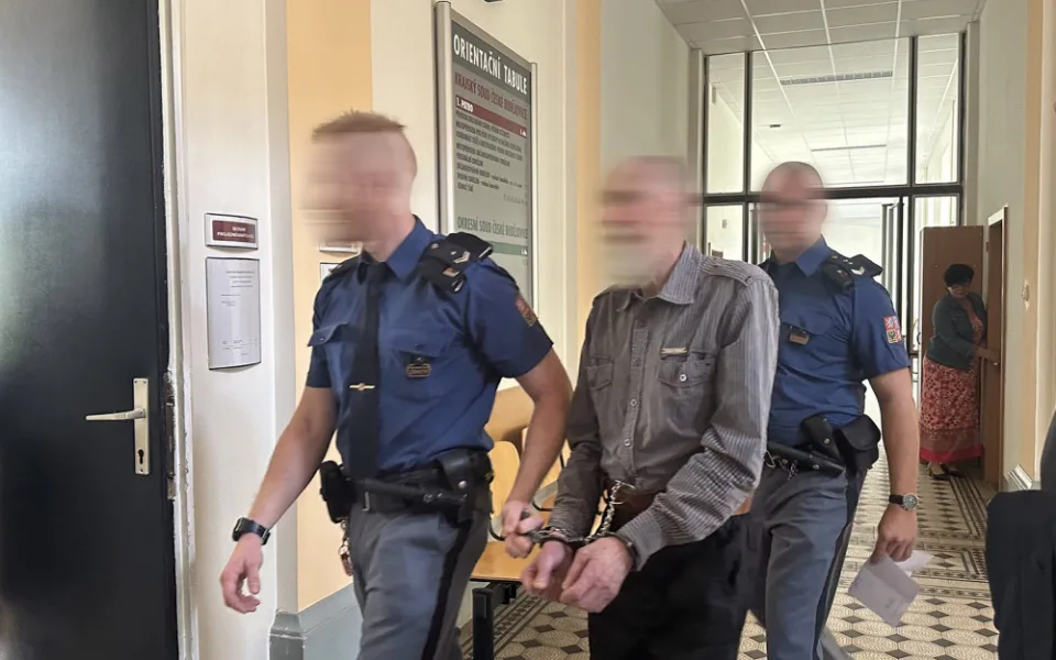 Senior měl na statku znásilnit nezletilou zdrogovanou dívku. Hrozí mu až 12 let vězení