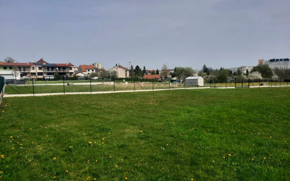 Na stezce ke kostelu se objevil plot. Máme dost výkalů a nepořádku, říká majitelka
