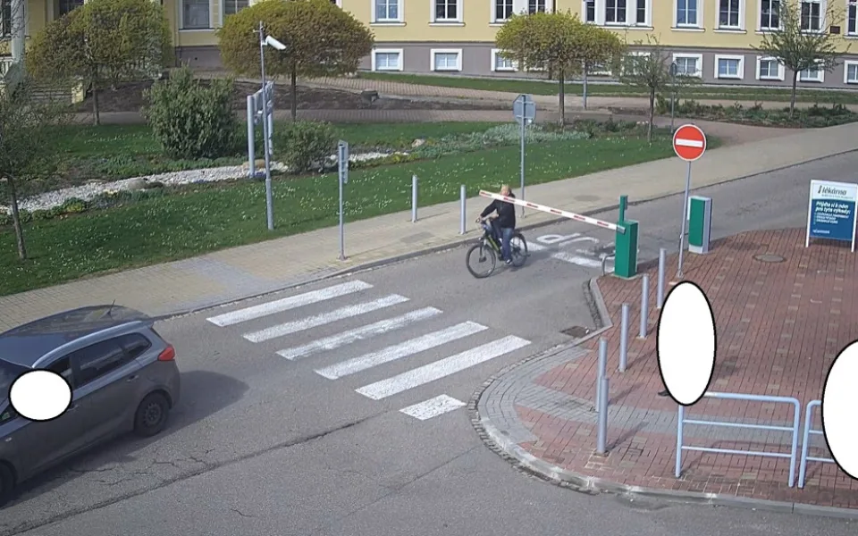 Senior na elektrokole narazil před nemocnicí do závory. Hledá ho policie
