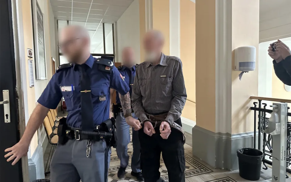 Za pohlavní zneužití nezletilé dívky jde senior na čtyři roky do vězení
