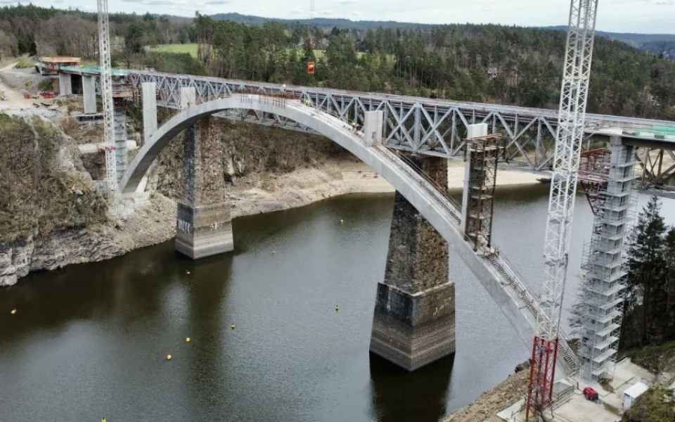 Stavbaři vybetonovali pilíře nad obloukem nového železničního mostu přes Orlík