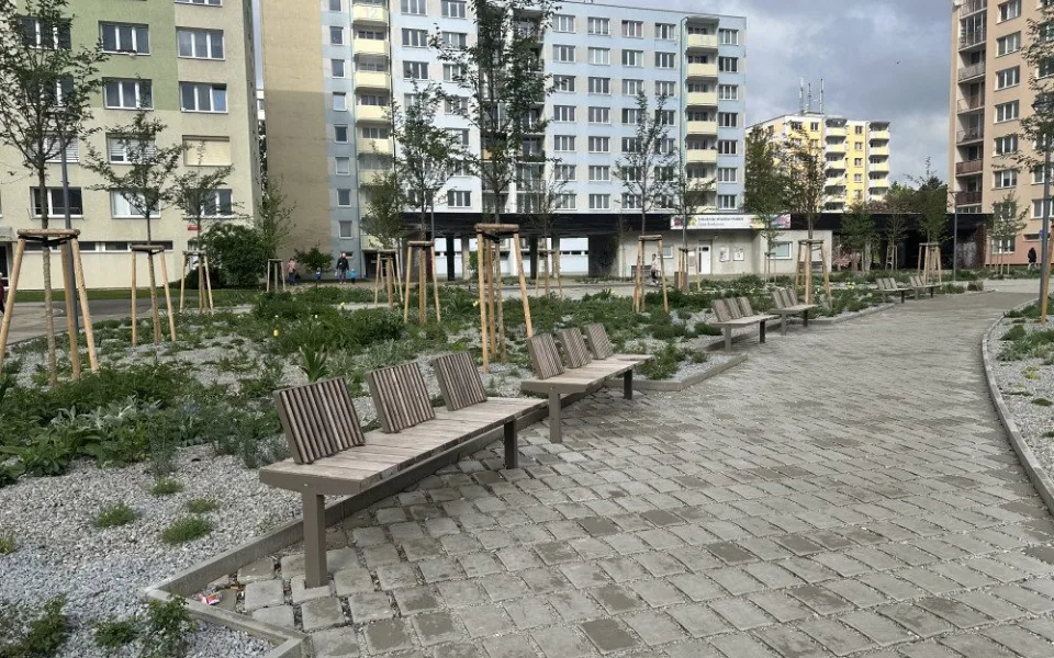 Náměstí na sídlišti Vltava je opravené. Město chystá ještě překvapení s fontánou a bazénkem