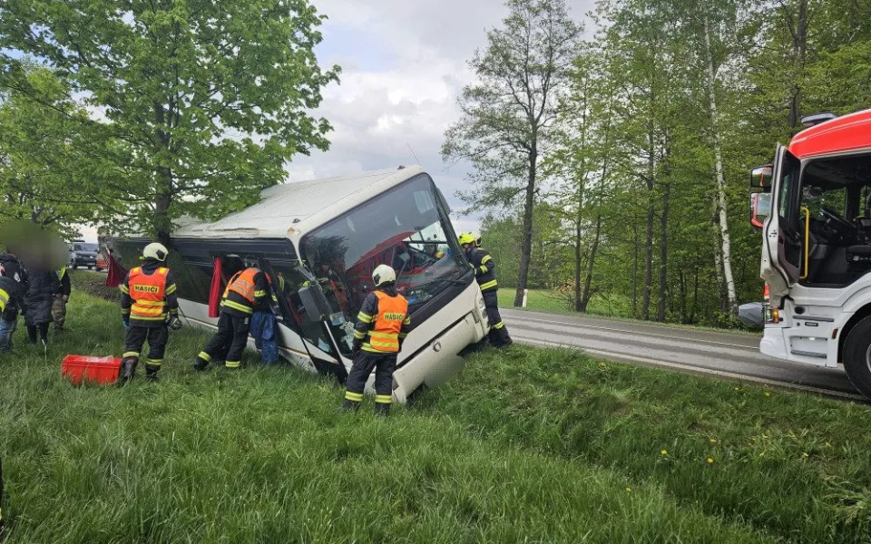 U Lišova havaroval autobus. Řidička měla pozitivní test na omamné látky