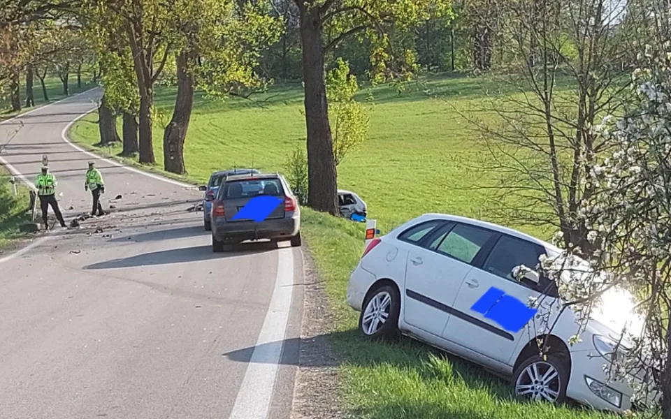 Na Táborsku zemřel řidič osobního auta. Při předjíždění se srazil s jiným vozem