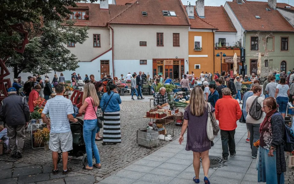 KULTURNÍ TIPY: Zajděte na Listování v Lišově, Mezinárodní den památek nebo trhy na Piarisťáku