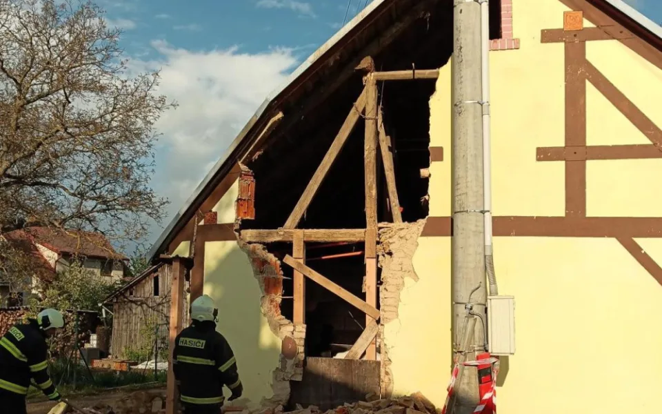 Opilá žena bez řidičáku narazila do domu. Hasiči museli část budovy strhnout