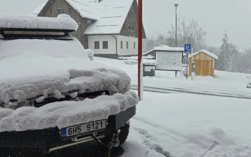Na Šumavě a ve vyšších polohách Jihočeského kraje napadlo deset až 15 cm