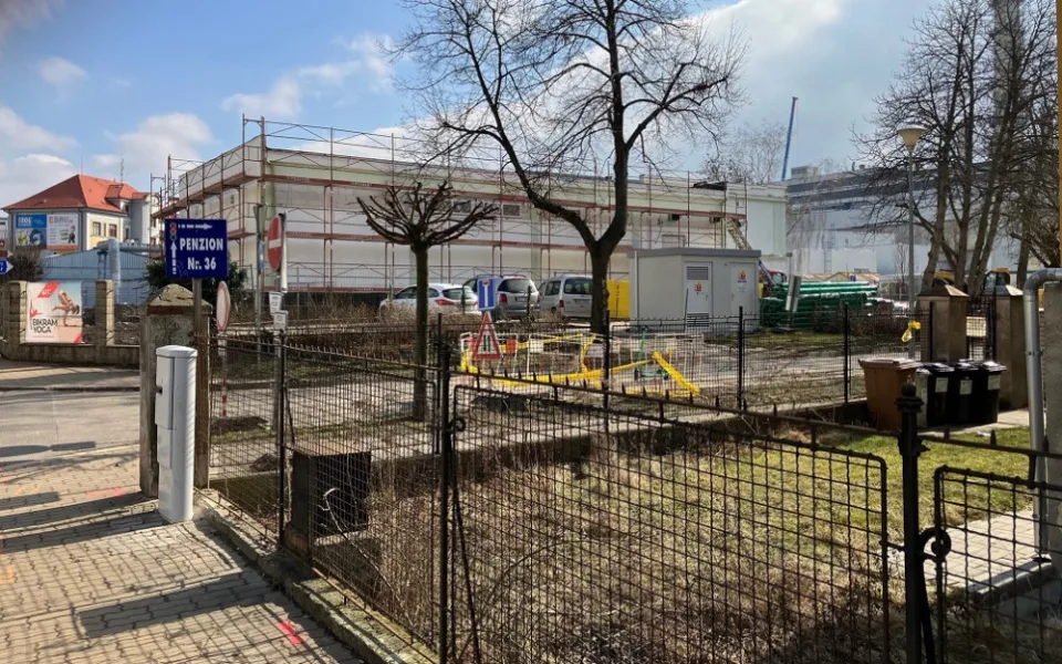 Stavba transformační stanice v Českých Budějovicích uzavře silnici přes železnici