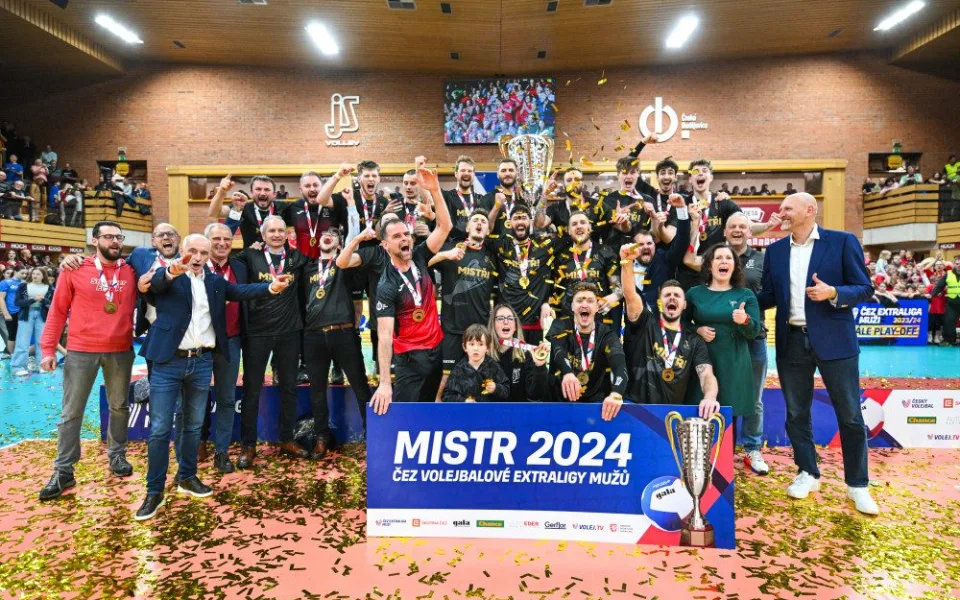 Jihostroj v pětisetové bitvě přetlačil Lvy a slaví po pěti letech mistrovský titul
