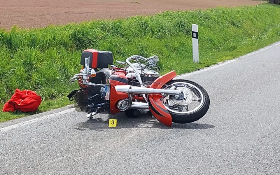 Po vážné nehodě motocyklu a osobního automobilu u Chýnova na Táborsku zůstal jeden těžce zraněný