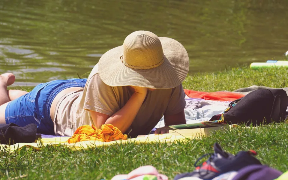Počasí s letními teplotami zůstane do čtvrtka, pak se mírně ochladí