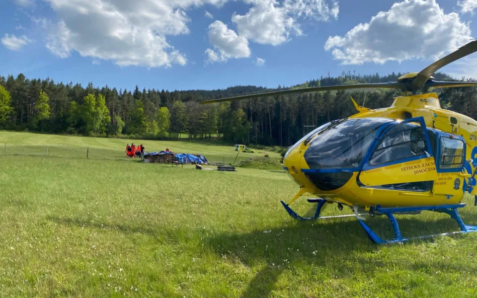 Na Prachaticku se zřítil paraglidista. Letěl pro něj vrtulník