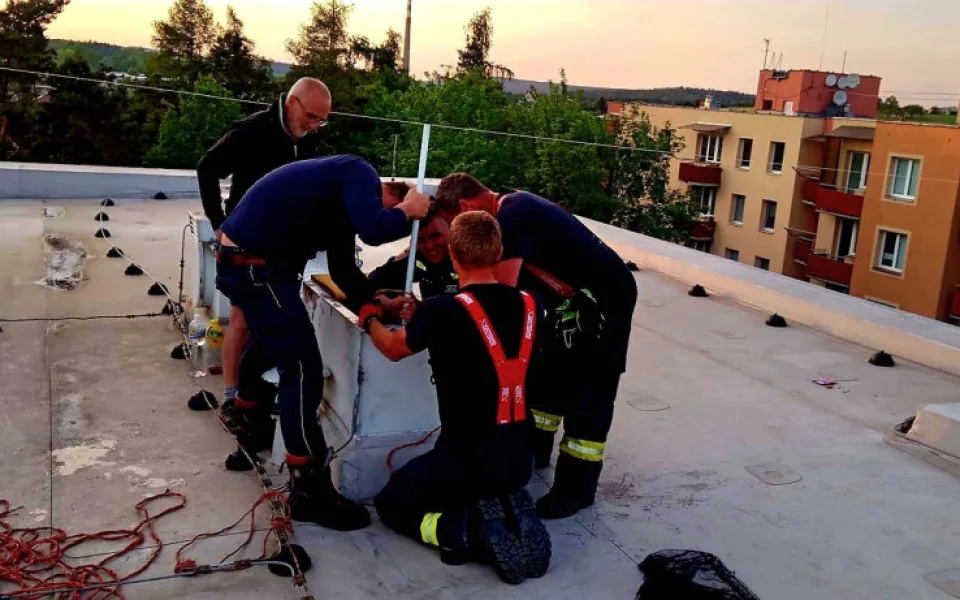 Kočka uvízla ve ventilační šachtě, záchranná akce trvala více než 12 hodin