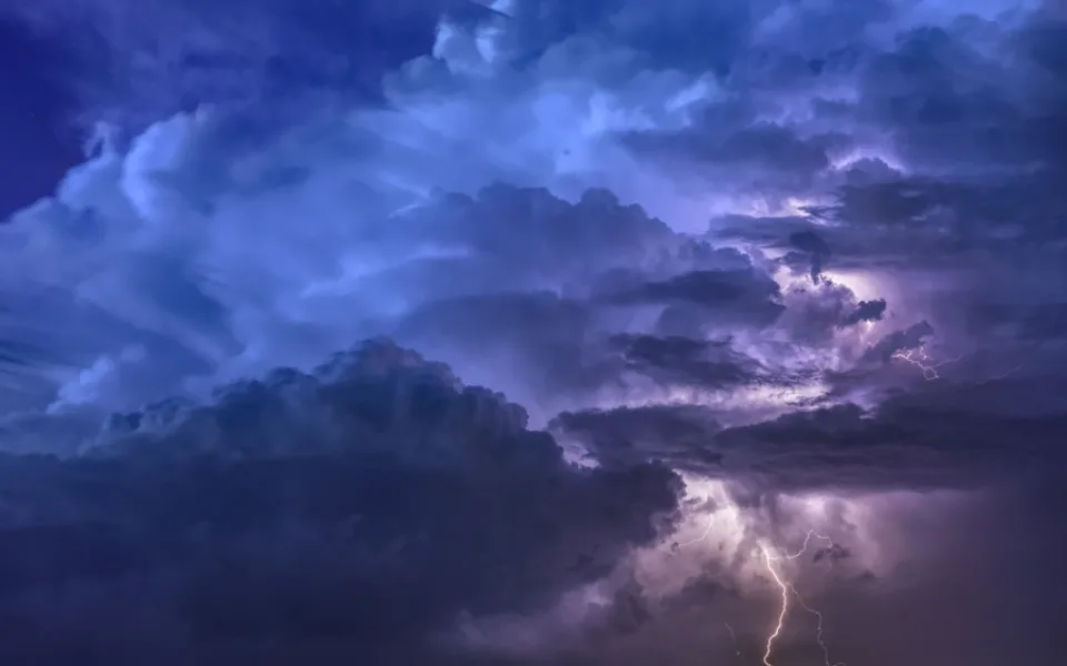 Česko zasáhnou silné bouřky, varovali meteorologové