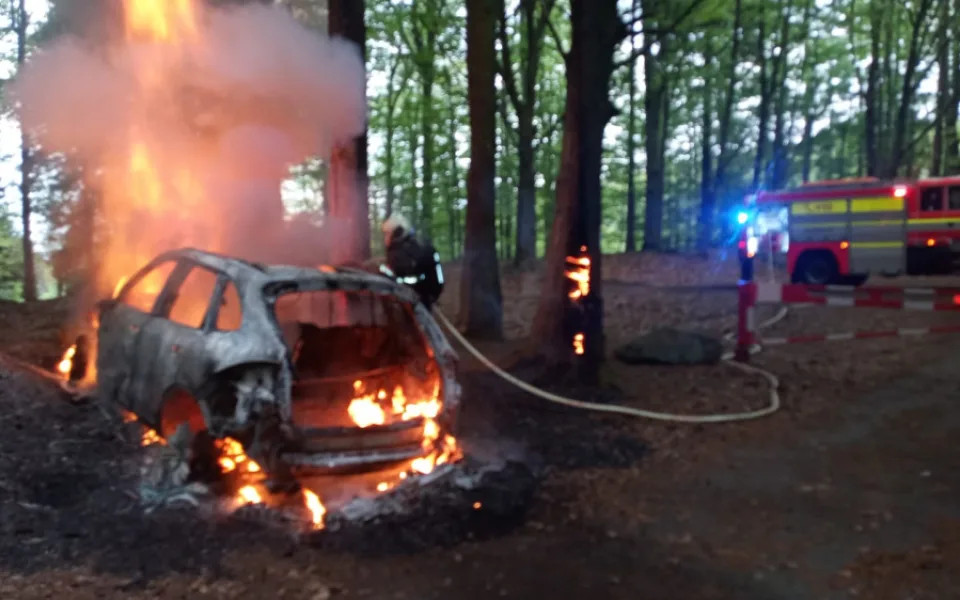 Netradiční zásah nedaleko Studené, jihočeští požárníci v lese hasili hořící Porsche Cayenne