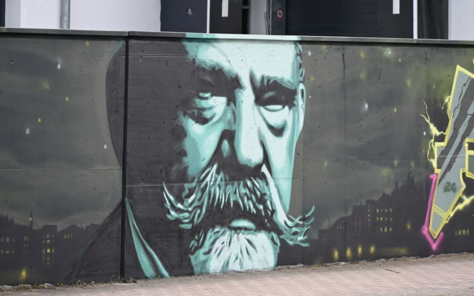 Písek má první legální plochu pro grafitti, zdobí jí díla odkazující na Františka Křižíka