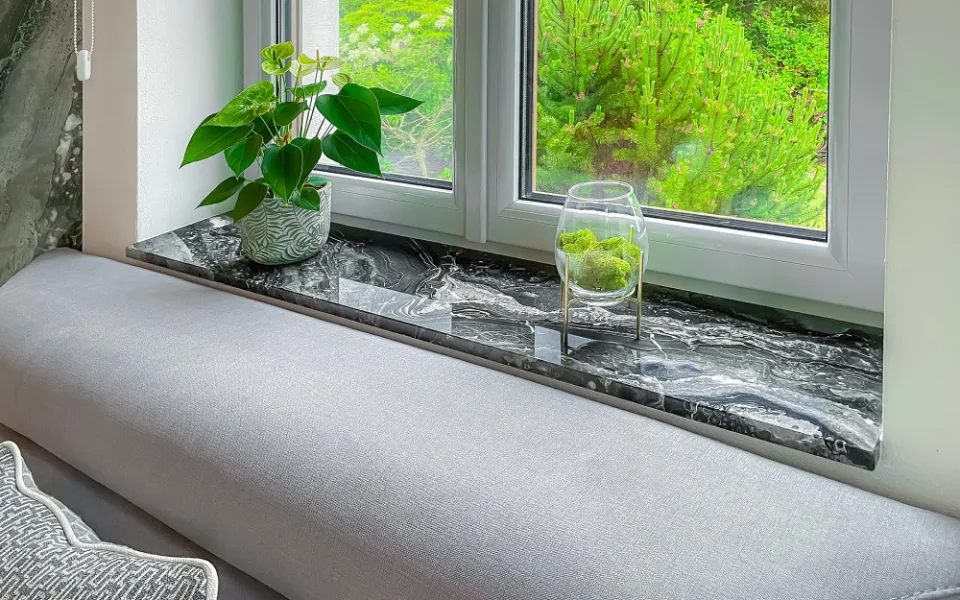 Vnitřní parapet z přírodního kamene – exkluzivní mramor Arabescato Grigio, zakázka na míru (Zdroj: Kamenictví TONE OF STONE)