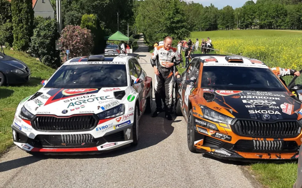 Desetisekundová penalizace kvůli pozdnímu příjezdu do časové kontroly stála vítězství v Rallye Český Krumlov Václava Pecha. Ten na skoro 170 kilometrech jednapadesátého ročníku dojel i navzdory penalizaci druhý za Dominikem Stříteským o pouhých osm deseti