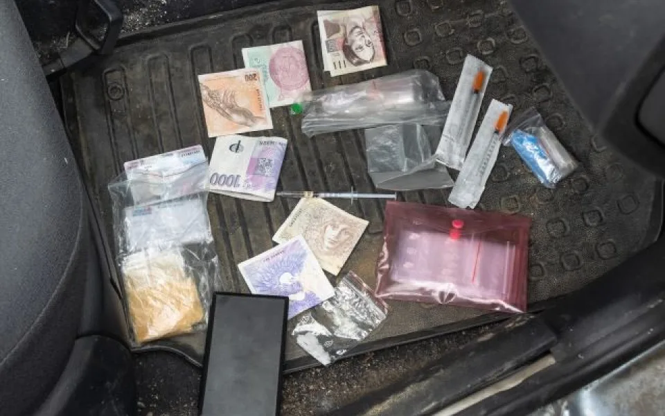 Drogy, injekční stříkačky a peníze. Policie zadržela dealery pervitinu