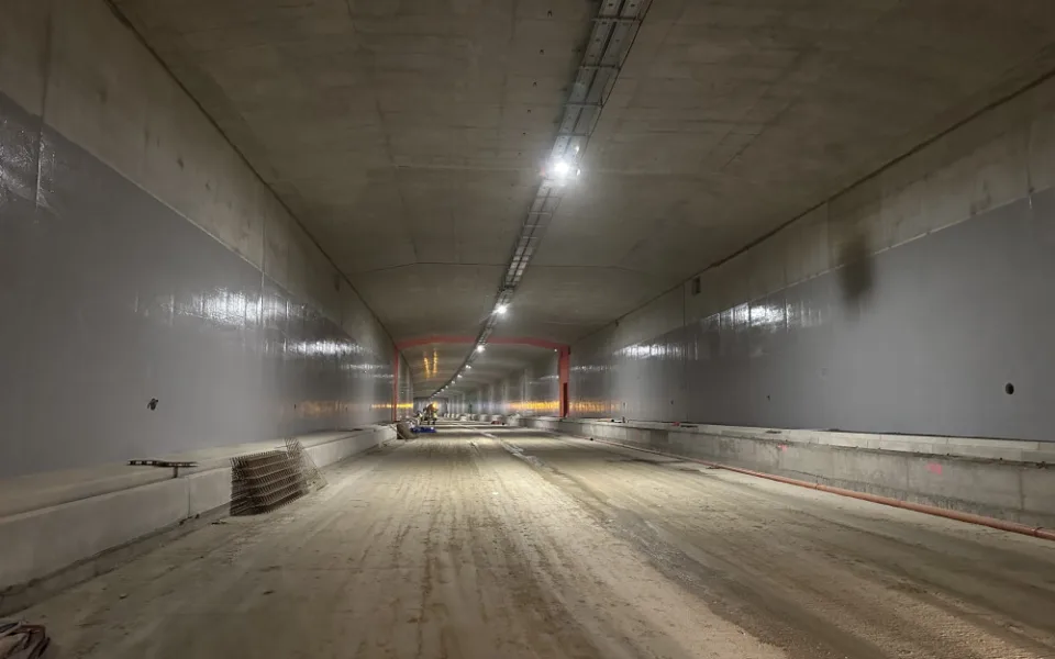 Začíná nejsložitější část stavby tunelu Pohůrka. Auta v něm projedou v prosinci