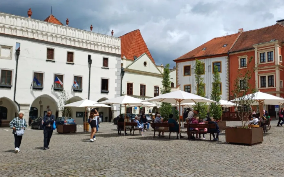 Slunečníky, lavičky a veřejná zeleň, v Českém Krumlově vyslyšeli stížnosti na rozpálené náměstí