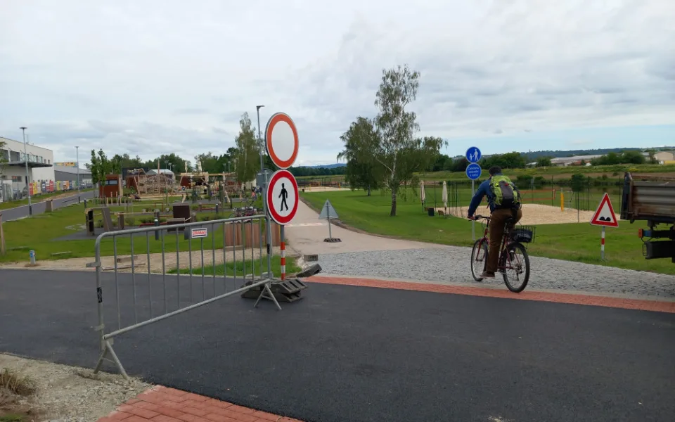 Nová cyklostezka u ČEZ areálu je dokončená, nejen cyklistům se otevře nejpozději po víkendu
