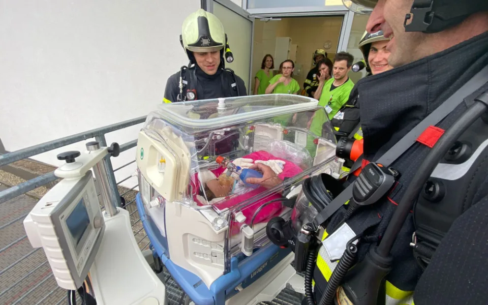 Taktické cvičení v nemocnici. Hasiči evakuovali inkubátor s „miminkem“