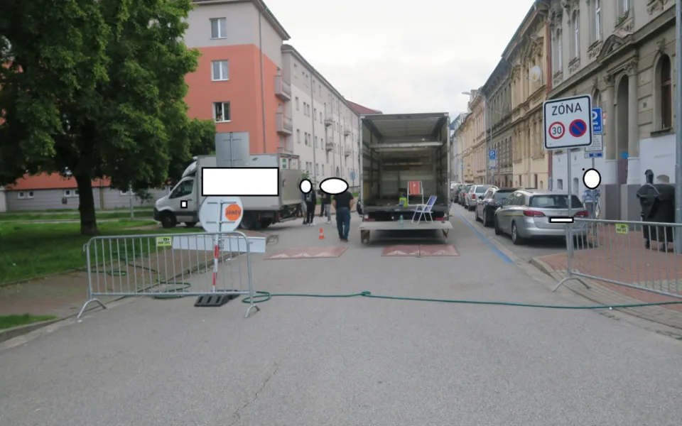 Řidička ignorovala zákaz, najela do skupiny lidí a zranila jednu dívku. Policie hledá svědky nehody