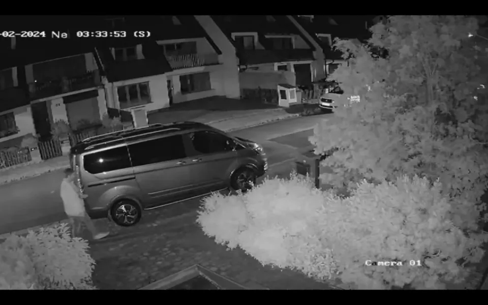 Po nocích se toulá městem a ničí cizí auta, policisté pátrají po vandalovi z Českých Budějovic